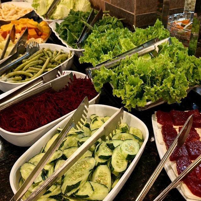Salada verde, pepino e beterraba no buffet de sábado