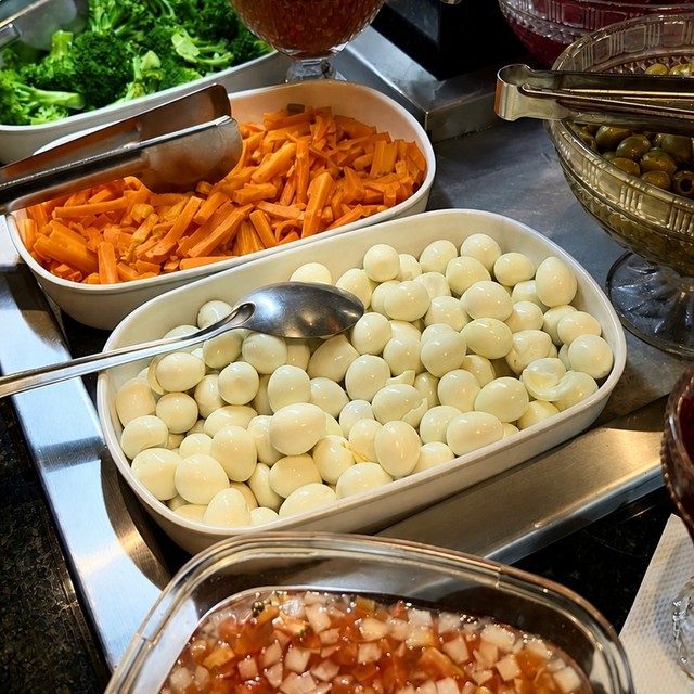 Salada variada com ovos de codorna no buffet de sábado