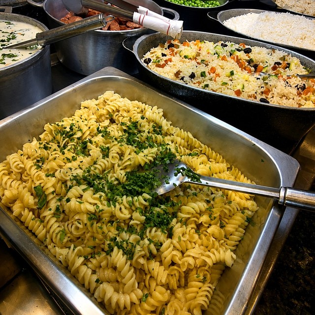 Massas e arroz do buffet de sábado